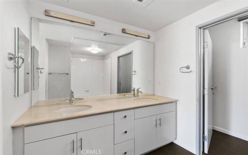 Double sinks in primary bathroom