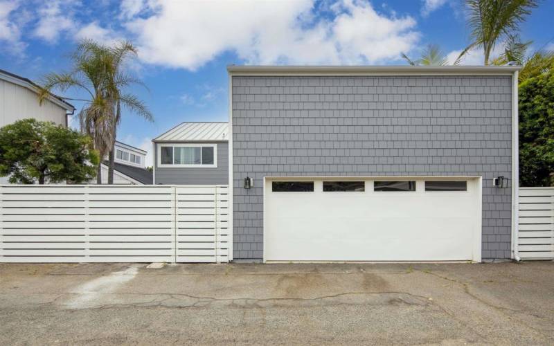 Garage with 2 parking spaces