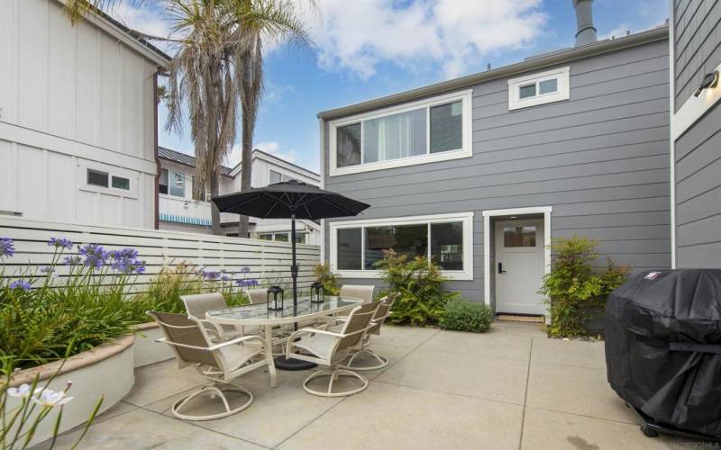 Back patio with dining table for 6