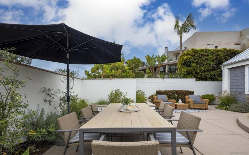 Front courtyard dining table with seating for 6. Additional seating area