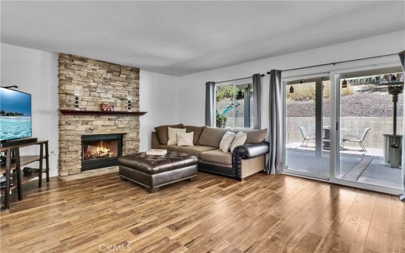 Family room w/fireplace