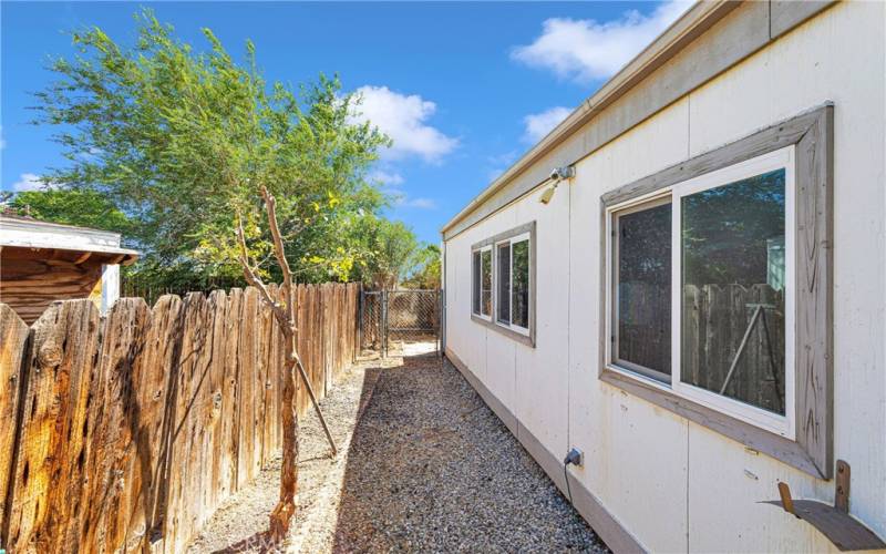 Clean and tidy side yard