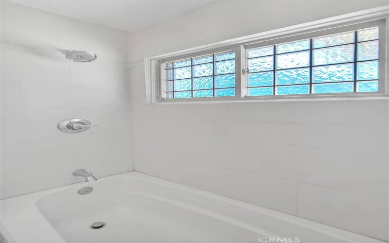 primary shower/tub