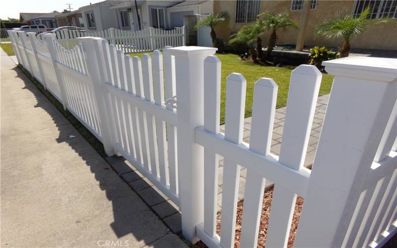 vinyl fence front gate