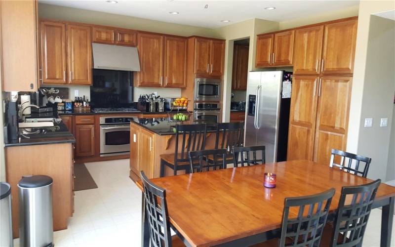 Large Kitchen with Coffie/bar area