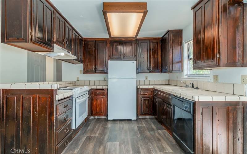 Title counter tops and laminated flooring.