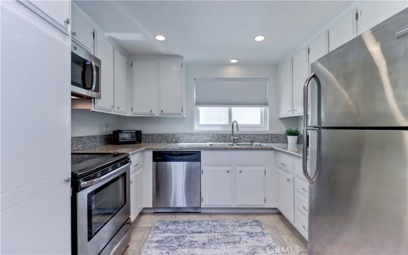 KITCHEN w STAINLESS APPLIANCES