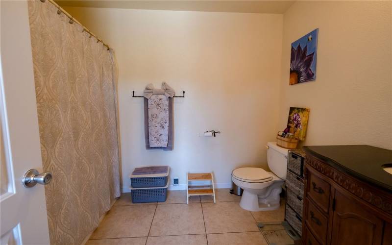 Upstairs Bath w/tub shower