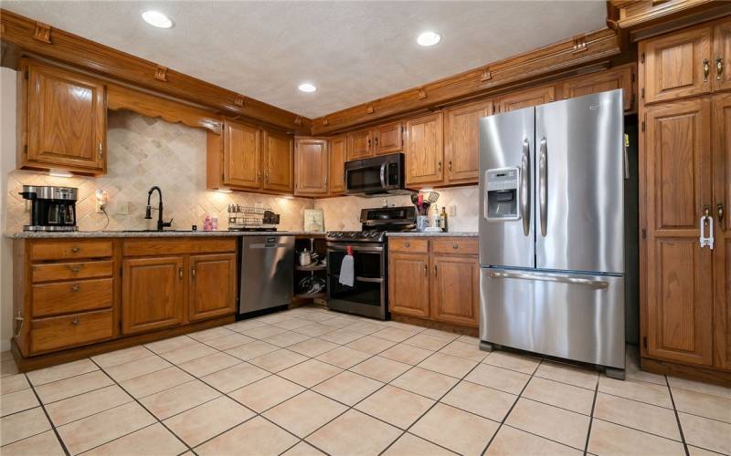 Kitchen - under cabinet lighting