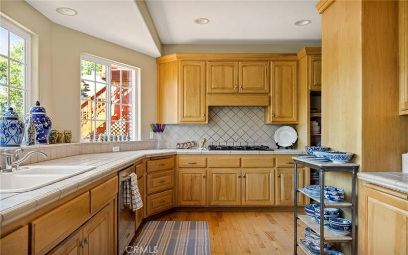 Large open and airy Kitchen with hardwood floor