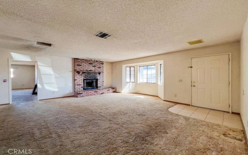 Living room w/ fireplace