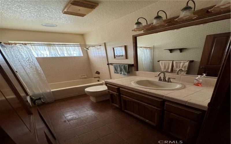 Bathroom between bedroom1 and 2