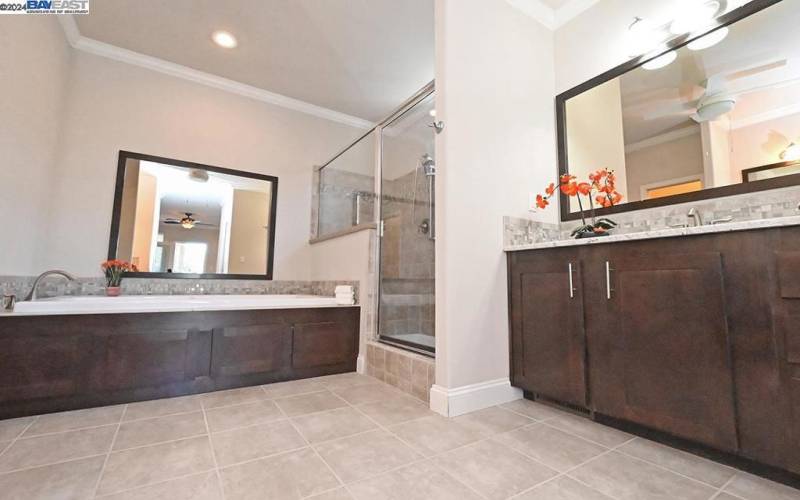 his and hers sinks in min bath area