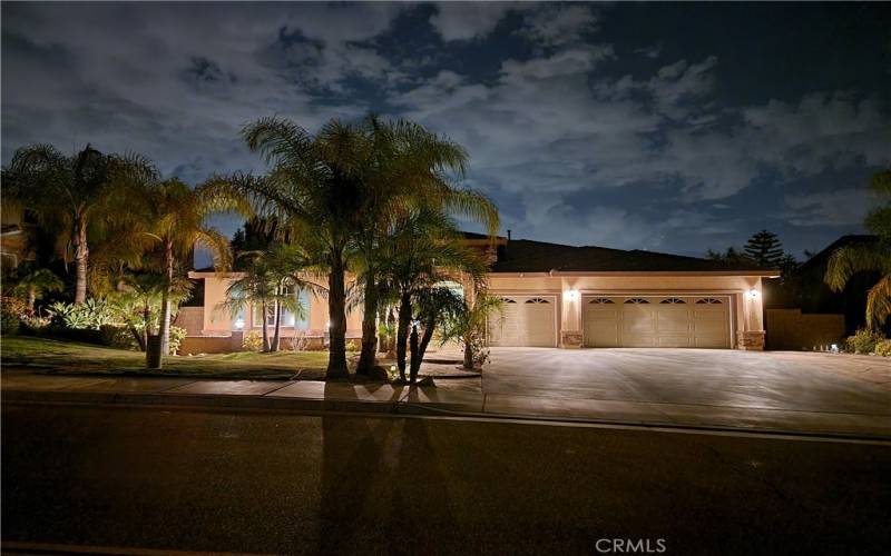 Spacious Single story home with pool and jacuzzi.