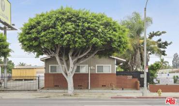 2422 W Florence Avenue, Los Angeles, California 90043, 5 Bedrooms Bedrooms, ,Residential Income,Buy,2422 W Florence Avenue,24430687