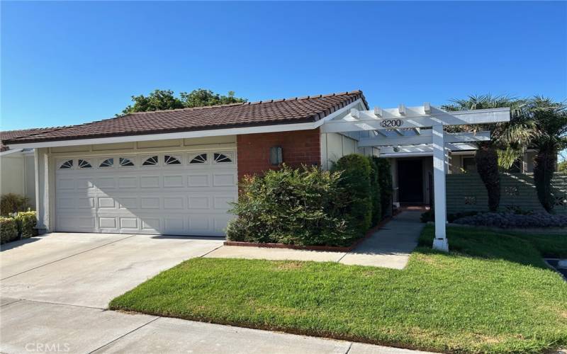 2-car garage & Entrance Pergola