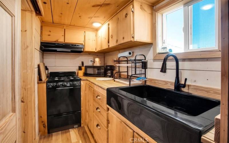 Kitchen w/ farmhouse sink