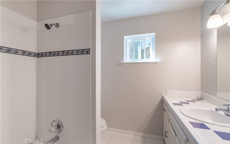 Guest bath with tub/shower combo