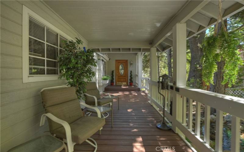 Relaxing Front Porch/Entry