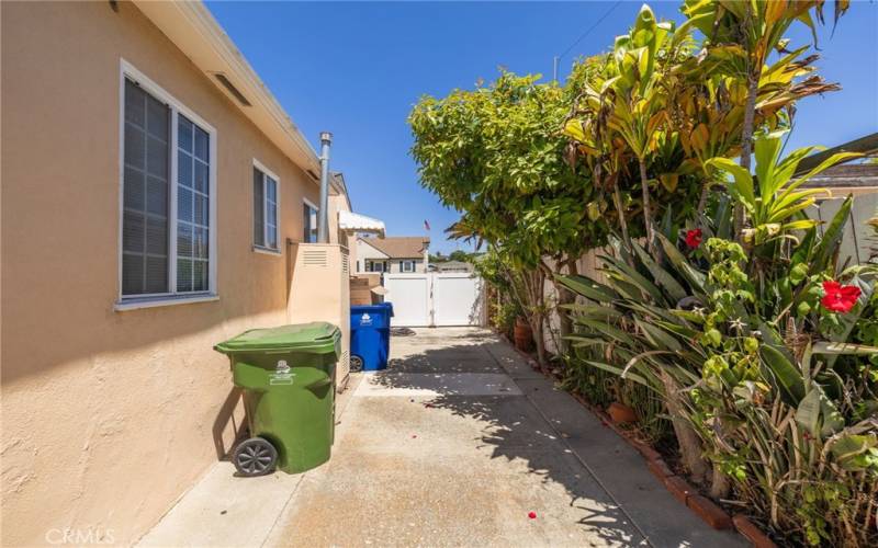 Long driveway to 2 car garage