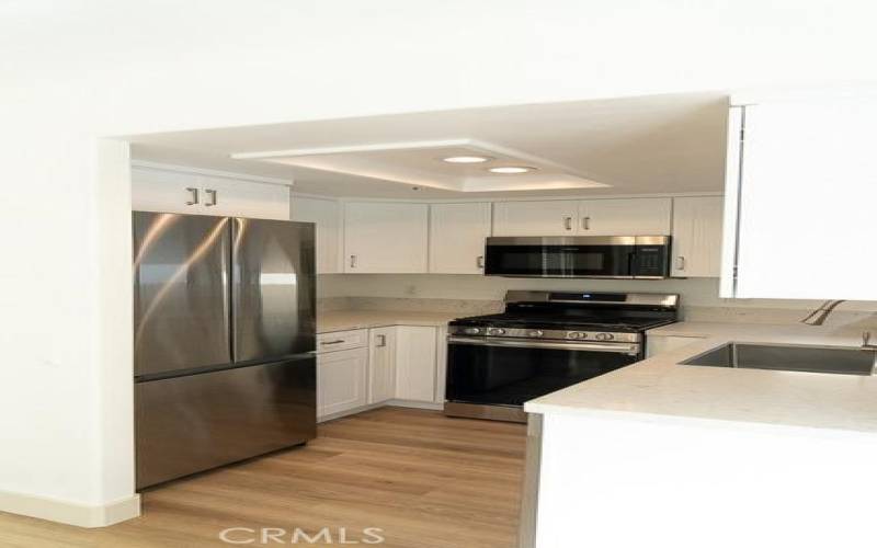 Brand new kitchen - cabinets, quartz counters, floors & appliances