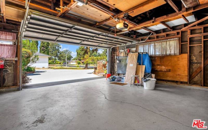 2 car garage/ access to kitchen