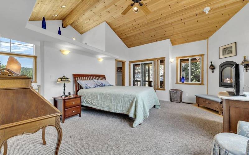 17 Spacious master bedroom