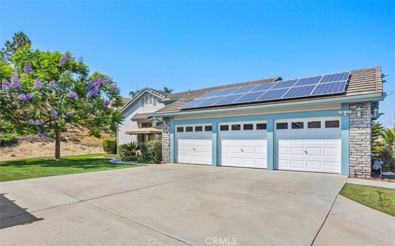 Easy Access Side facing Oversized 3-Car Garage