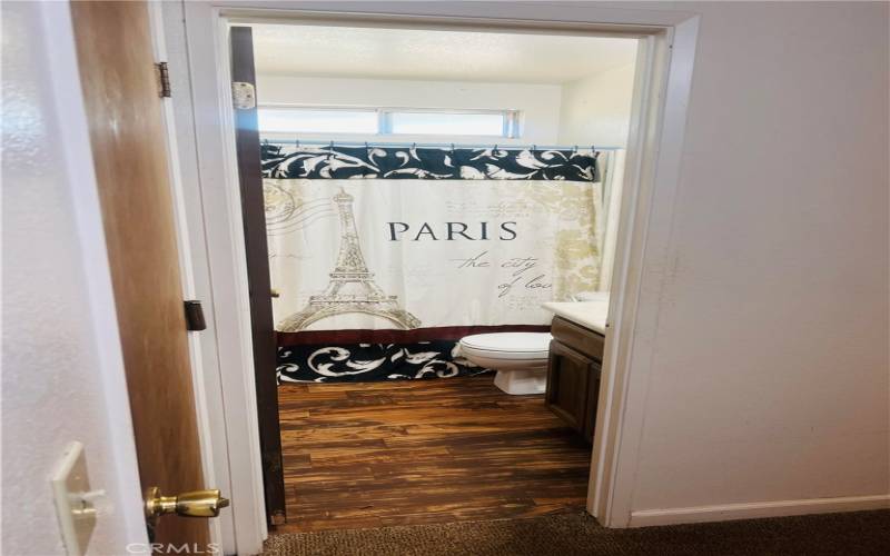 Immaculate Hallway bathroom.