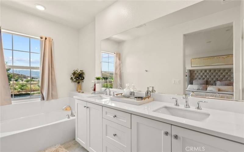 Master bath with Garden tub