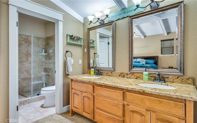 Beautiful en-suite with tile shower