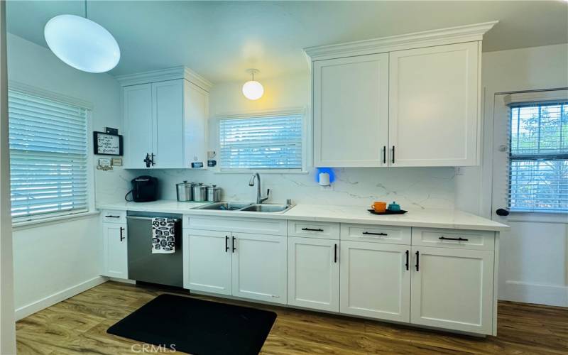 Remodeled kitchen w/shaker cabinets, quartz counters and stainless steel appliances