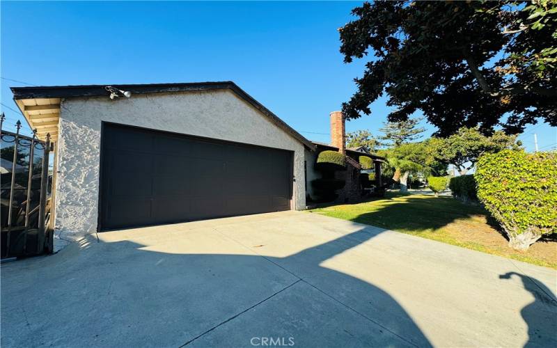 2 car garage, wide driveway w/RV parking