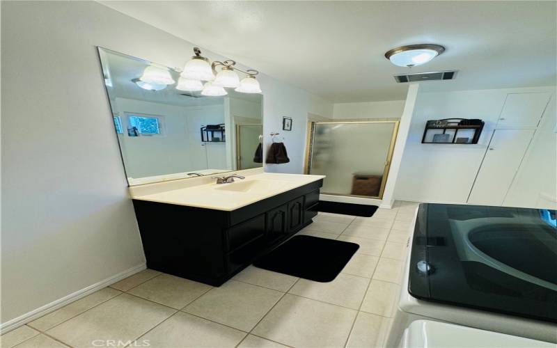 Guest bathroom w/washer dryer hookups