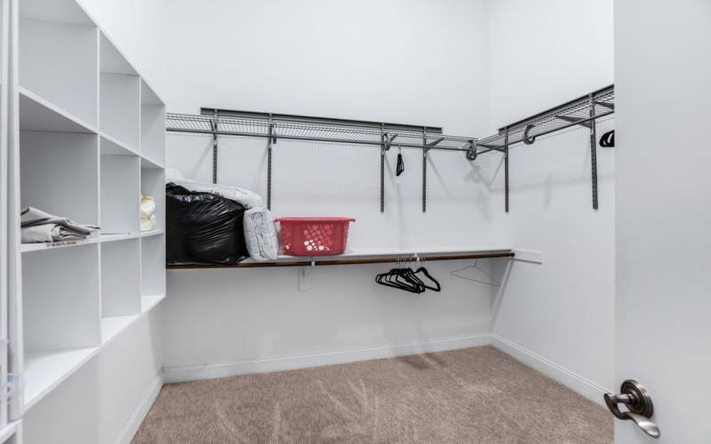 MASTER WALK-IN CLOSET