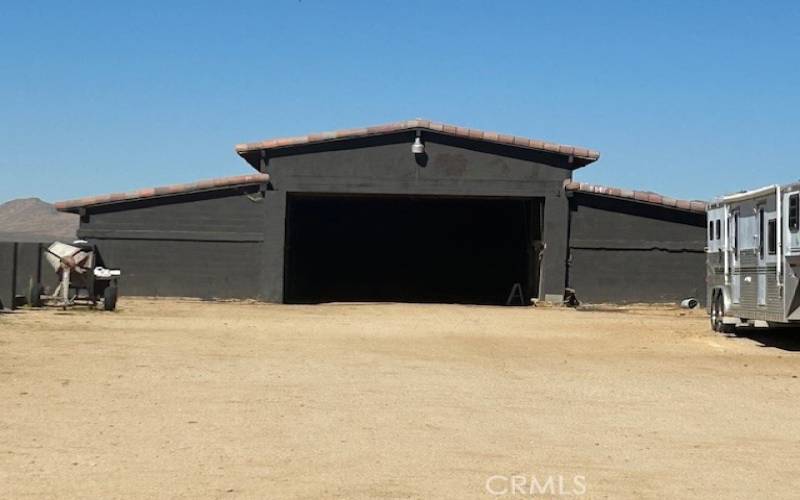 Barn with 16 stalls.