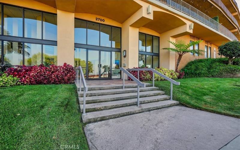 Panorama Summit front steps to main lobby