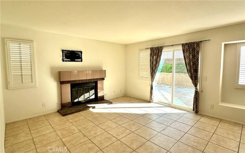 Kitchen corner adjoins both family room and dining room on the other side.