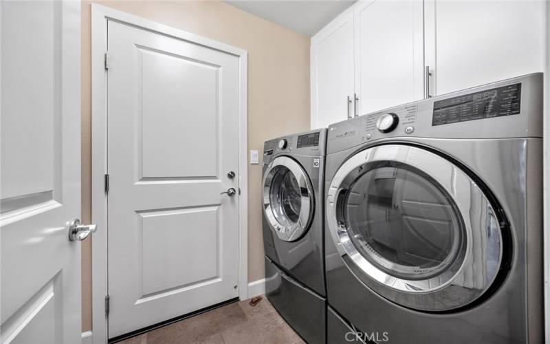 SEPARATE LAUNDRY ROOM