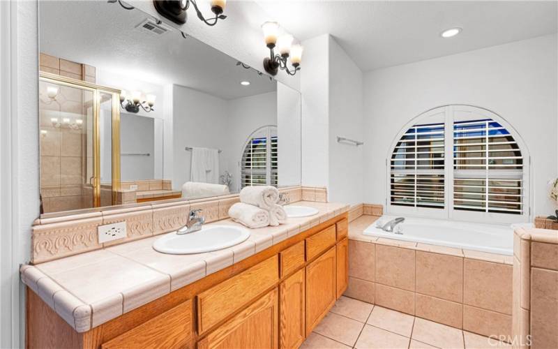 Master Bath, soaking tub