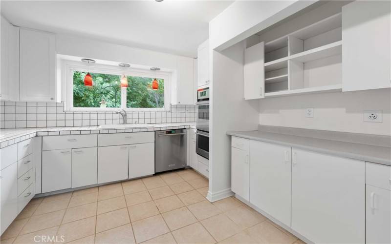 Stainless steel dishwasher, built-in Gas oven, and extra counter space