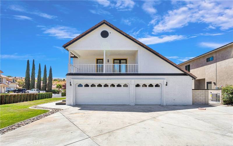 Three car garage with lots of parking