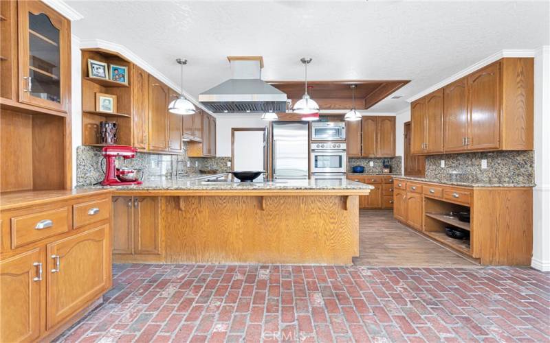 Large kitchen with tons of cupboards!