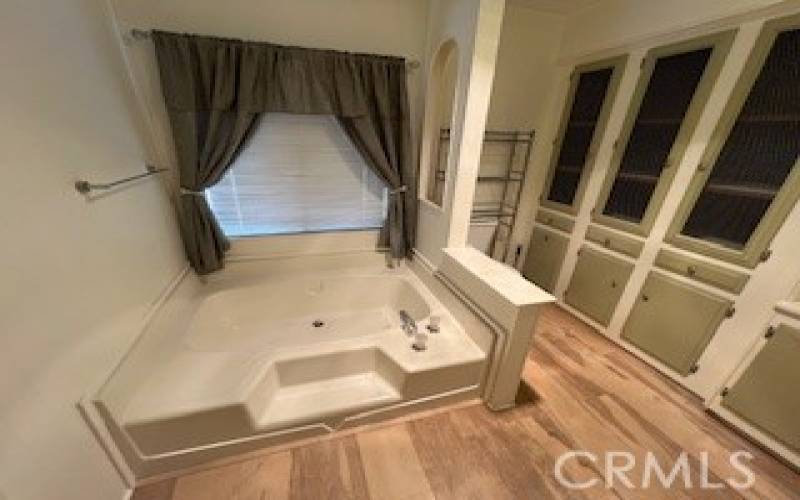 MASTERBATHROOM BATHTUB.