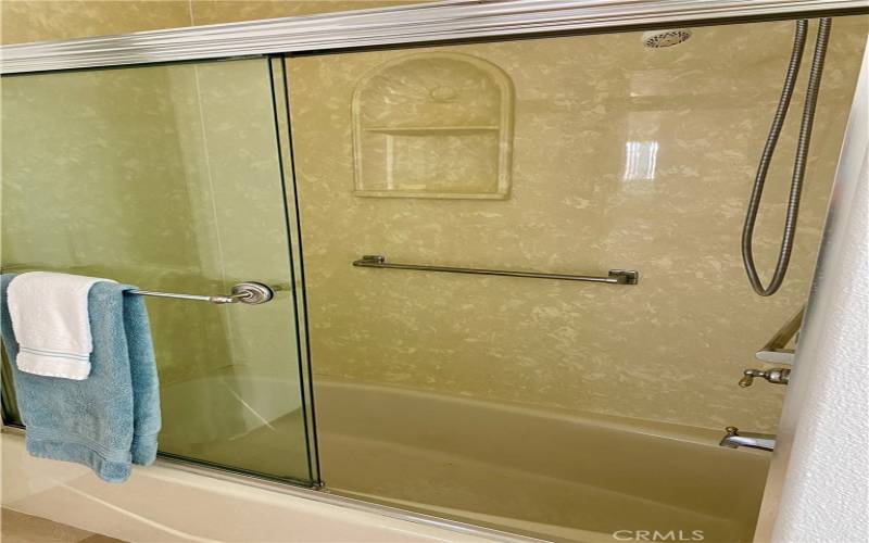 Easy to clean smooth surface shower walls