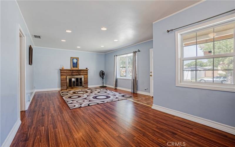 comple view of living room.