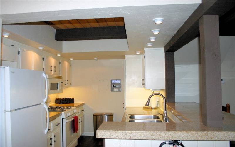 Granite counter tops, recessed lighting