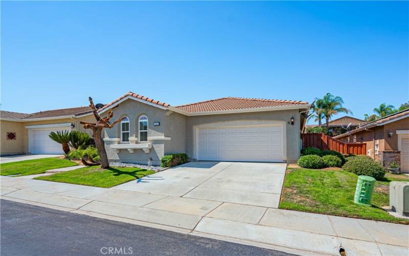 Darling curb appeal with front lawn, and 2 small palm trees. The tree was just trimmed back. 2 car garage with 2 car parking space in front of the garage. Cul-de-sac home tha is situated accross from the golf course.