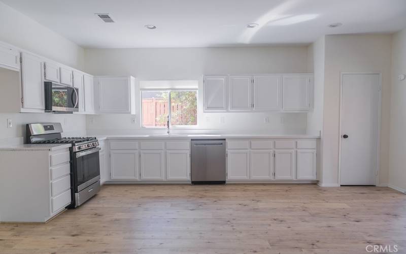 kitchen-all new up to date appliances