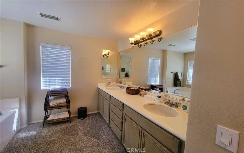 DOUBLE SINKS PRIMARY BATHROOM